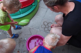 Onze vaste pedagogisch medewerker aan het werk... Onze vaste pedagogisch medewerker aan het werk...